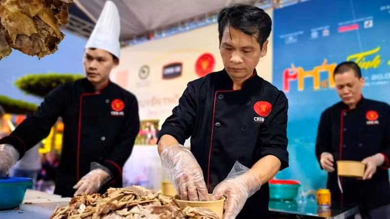 Quy trình chế biến diễn bảo đảm các yếu tố vệ sinh an toàn thực phẩm. Ảnh: Ngọc Xiêm.