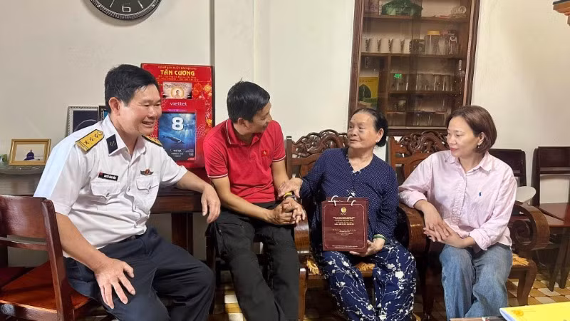 Chu đáo thăm hỏi mẹ Liệt sĩ Gạc Ma. Chu đáo thăm hỏi mẹ Liệt sĩ Gạc Ma.