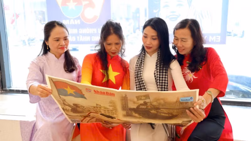 Phụ san đặc biệt của Báo Nhân Dân được giới thiệu tại không gian triển lãm.