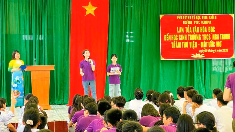 Các em học sinh trường Phổ thông liên cấp Olympia tự tin chia sẻ về truyền thống nhà trường và dự án thư viện.