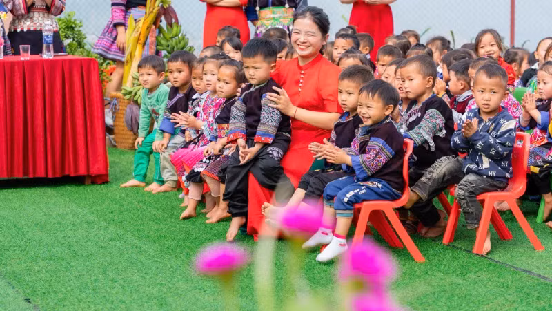 Niềm vui của cô giáo và học sinh vùng cao.