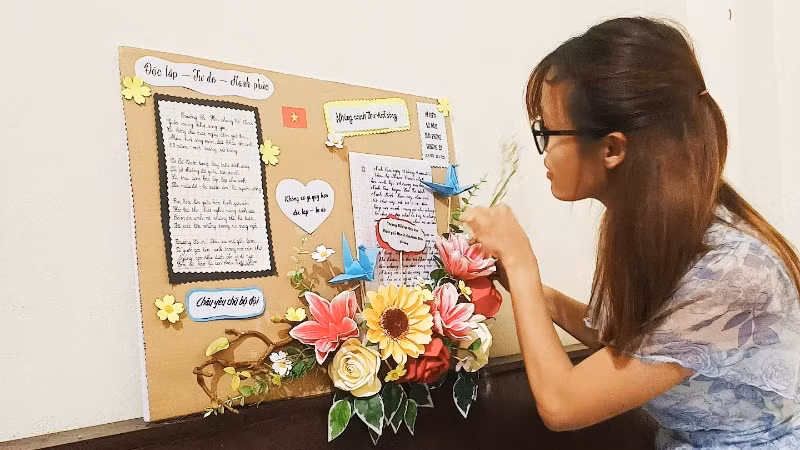 Cô giáo kiểm tra kỹ từng bức thư trước khi gửi ra đảo xa.