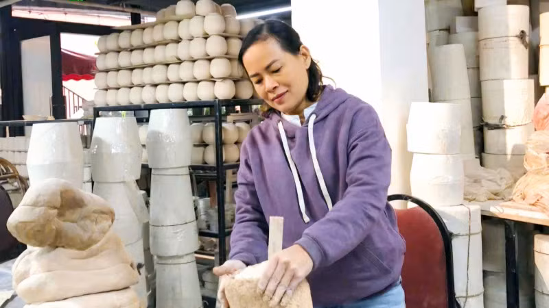 Họa sĩ Nguyễn Thị Thu Trang miệt mài bên các tác phẩm.
