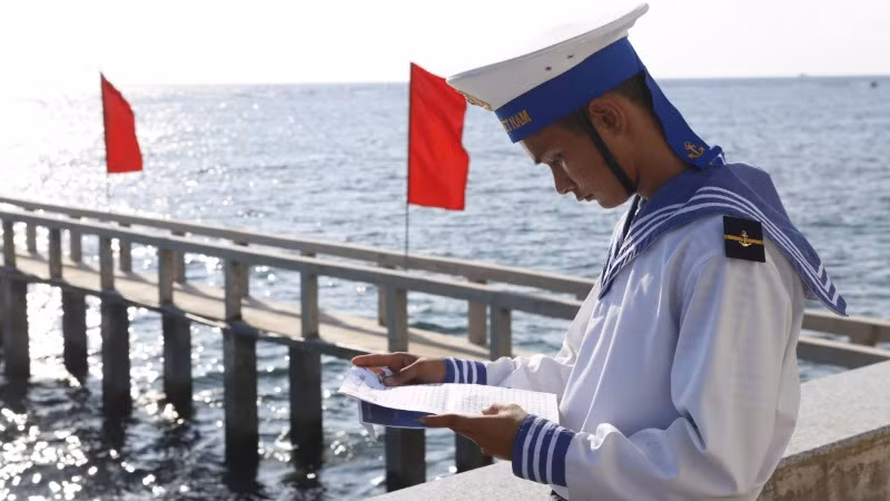 Thư là món quà tinh thần động viên mỗi người lính.