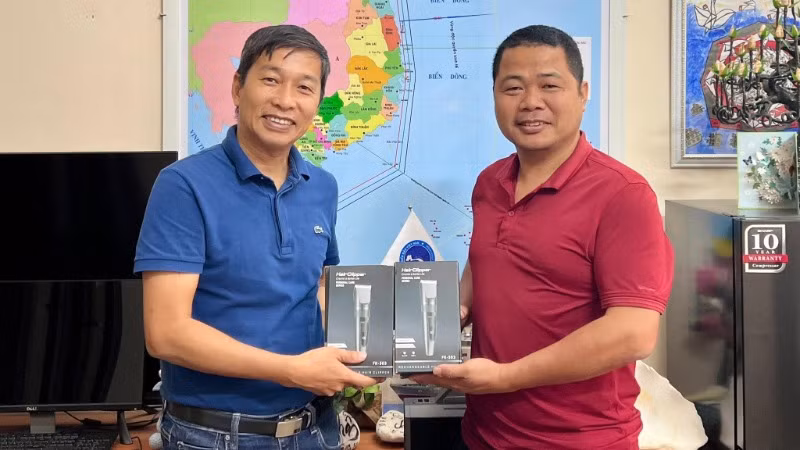 Anh Trần Xuân Sơn (bên phải) đi từ Lào Cai xuống Hà Nội để tặng tông đơ cắt tóc cho bộ đội.