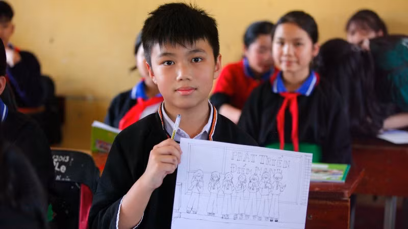 Một em học sinh hào hứng với nội dung về Phát triển điểm mạnh. Một em học sinh hào hứng với nội dung về Phát triển điểm mạnh.