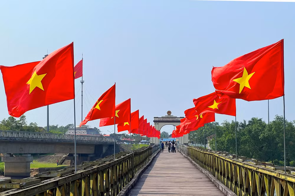 Nhiều du khách ước mong được một lần bước trên cầu Hiền Lương - chứng tích quan trọng của lịch sử dân tộc. Nhiều du khách ước mong được một lần bước trên cầu Hiền Lương - chứng tích quan trọng của lịch sử dân tộc.