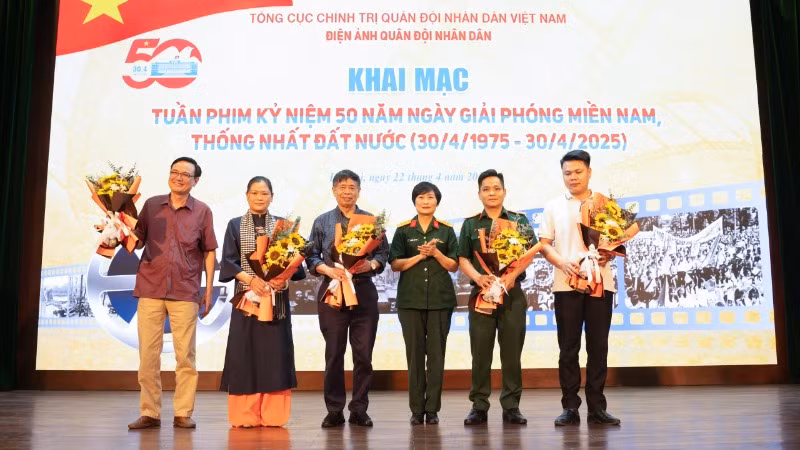 Lãnh đạo Điện ảnh Quân đội nhân dân tặng hoa các đoàn phim.