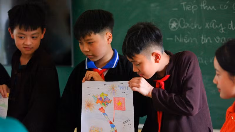 Học sinh vùng cao tự hào về truyền thống dân tộc. Học sinh vùng cao tự hào về truyền thống dân tộc.