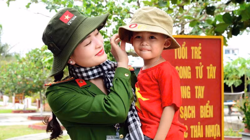 Đại tá, Tiến sĩ Đồng Thị Hồng Nhung và công dân nhỏ Trường Sa.