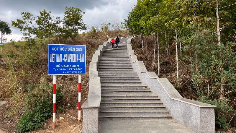Lối lên cột mốc biên giới ba nước có 120 bậc. Lối lên cột mốc biên giới ba nước có 120 bậc.