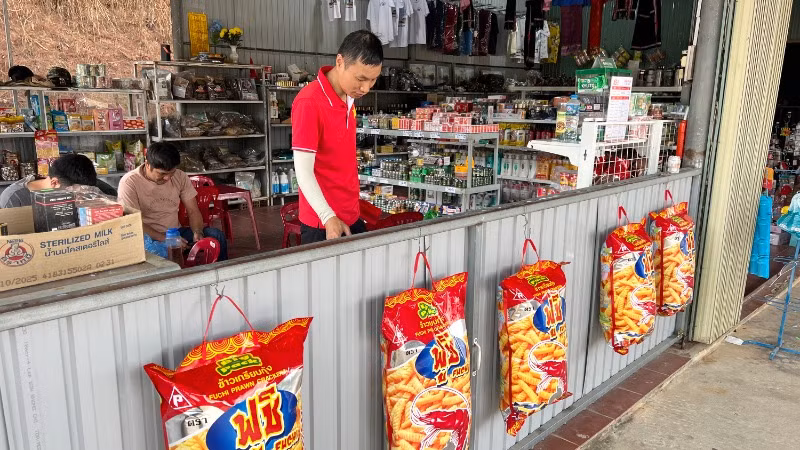 Du khách mua sắm tại cửa hàng biên giới. Du khách mua sắm tại cửa hàng biên giới.