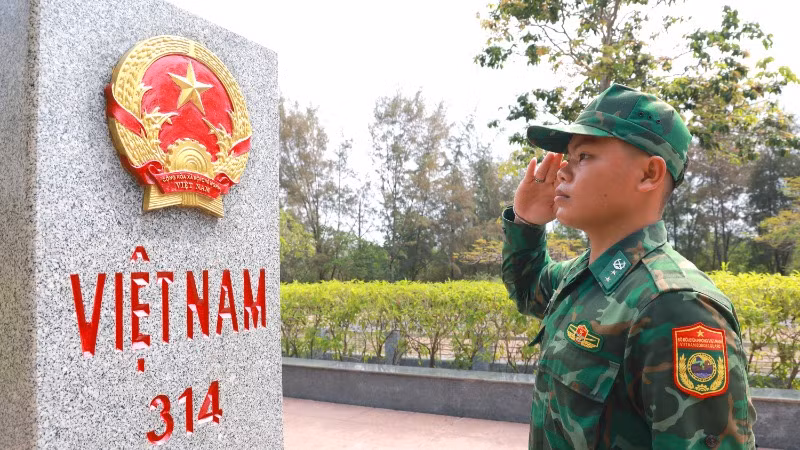 Bộ đội biên phòng trang nghiêm trong nghi thức chào cột mốc chủ quyền.