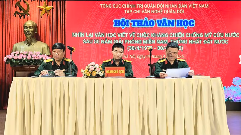 Đoàn Chủ tịch hội thảo khoa học.