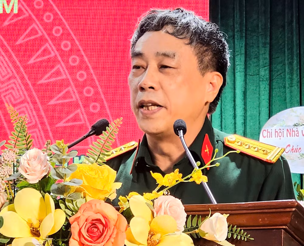 Đại tá, nhà thơ Nguyễn Bình Phương phát biểu khai mạc hội thảo.
