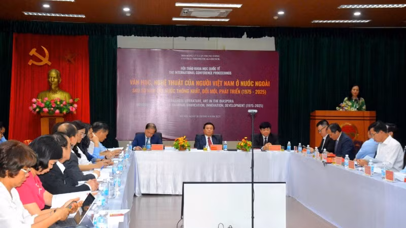 Hội thảo khoa học thu hút các nhà lãnh đạo và giới nghiên cứu văn học, nghệ thuật.