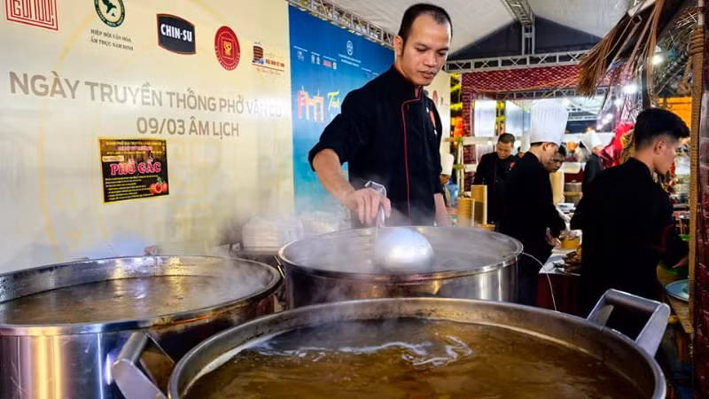 Mỗi vùng miền, mỗi thương hiệu có một bí quyết riêng về nước dùng. Ảnh: Ngọc Xiêm.