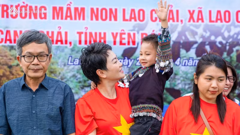 Nhà giáo Văn Thùy Dương (thứ hai từ trái sang) trong niềm vui khánh thành điểm trường.