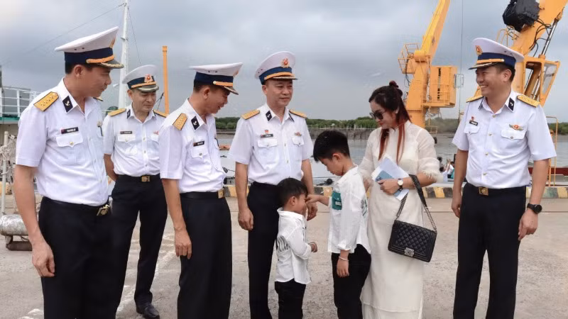 Chị Thùy Dương và các con nơi cầu cảng.
