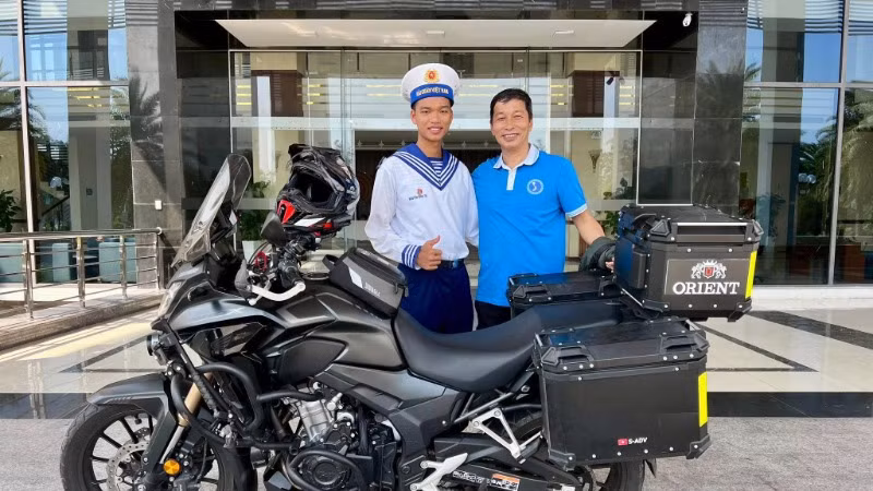 Kỹ sư Trần Vũ Thành (bên phải) bên chiến sĩ Hải quân. Kỹ sư Trần Vũ Thành (bên phải) bên chiến sĩ Hải quân.