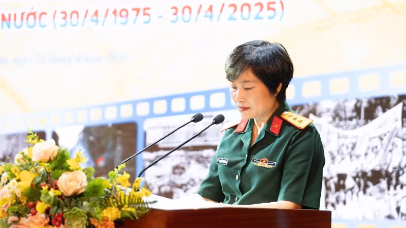 Thượng tá Nguyễn Thu Dung, Giám đốc Điện ảnh Quân đội nhân dân phát biểu khai mạc Tuần phim Kỷ niệm 50 năm Ngày Giải phóng miền nam, thống nhất đất nước.