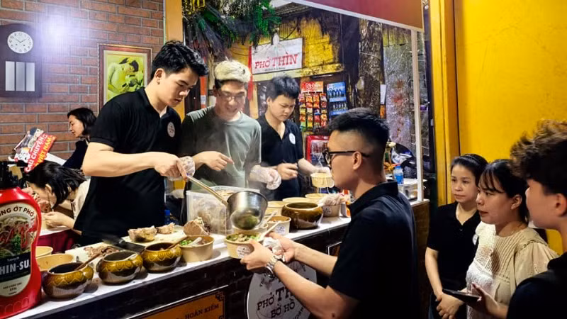 Với người Hà Nội, phở Thìn Bờ Hồ là ký ức sâu đậm. Ảnh: Ngọc Xiêm