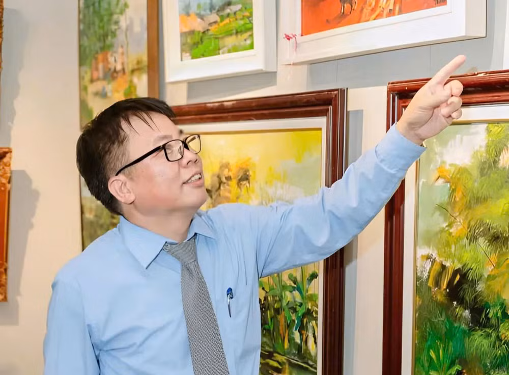 Họa sĩ giới thiệu về tác phẩm của mình.