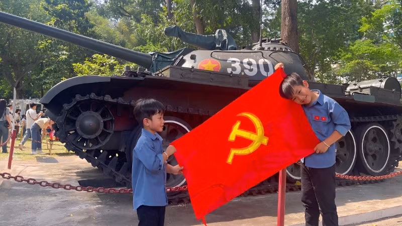 Giáo dục truyền thống yêu nước là điều quan trọng trong gia đình chị Thùy Dương. Giáo dục truyền thống yêu nước là điều quan trọng trong gia đình chị Thùy Dương.