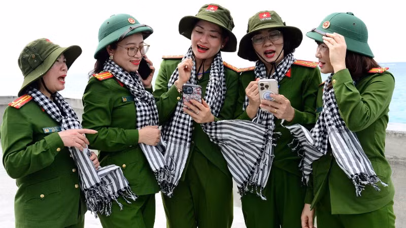 Khoảnh khắc đong đầy cảm xúc của các nữ cán bộ cảnh sát nhân dân.