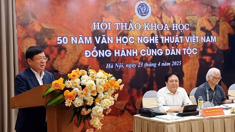 Phó Giáo sư, Tiến sĩ, nhạc sĩ Đỗ Hồng Quân phát biểu tại hội thảo khoa học. Phó Giáo sư, Tiến sĩ, nhạc sĩ Đỗ Hồng Quân phát biểu tại hội thảo khoa học.