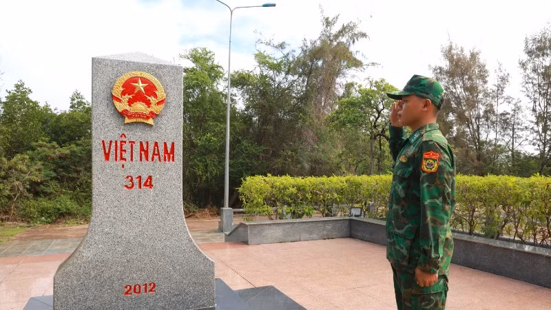Nghĩa vụ thiêng liêng hòa trong niềm xúc động.