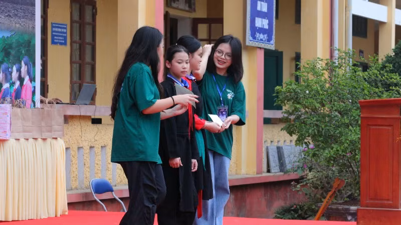 Học sinh giao lưu trực tiếp trên sân khấu. Học sinh giao lưu trực tiếp trên sân khấu.