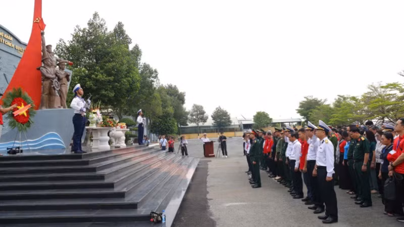 Các đoàn công tác trang nghiêm trong phút giây tưởng niệm các Anh hùng liệt sĩ.