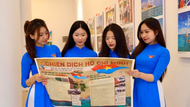Góc đọc báo và giao lưu tại không gian triển lãm.