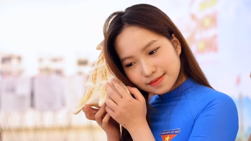 Thế hệ thanh niên xúc động khi chạm vào vỏ ốc được gửi về từ Trường Sa.