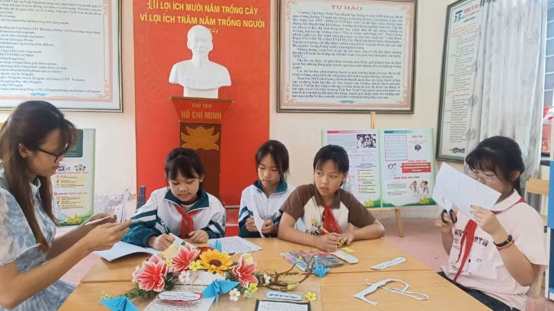 Các em học sinh rất thích viết và trang trí thư, thiếp gửi các chú bộ đội.