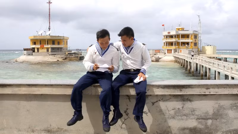 Đọc thư bên thềm sóng...