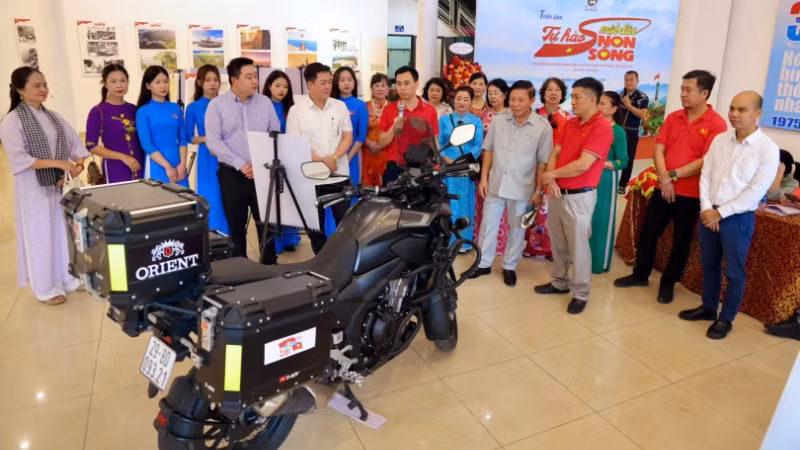 Chiếc xe mô-tô CB500X do Chủ tịch Hội Biển đảo Việt Trần Vũ Thành sử dụng trong hành trình kết nối, tri ân "Tự hào một dải non sông" được trưng bày tại triển lãm.