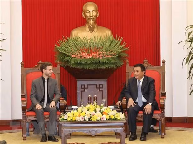 Đồng chí Nguyễn Xuân Thắng tiếp Đoàn đại biểu cấp cao Đảng Cánh tả Đức do ông Tobias Bank, Tổng Thư ký làm Trưởng Đoàn. (Ảnh: Phương Hoa/TTXVN)