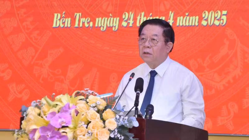 Đồng chí Nguyễn Trọng Nghĩa phát biểu tại buổi lễ. (Ảnh: HOÀNG TRUNG)