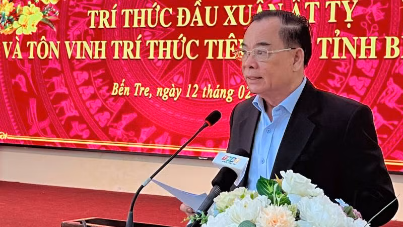 Chủ tịch Ủy ban nhân dân tỉnh Bến Tre Trần Ngọc Tam phát biểu tại buổi Họp mặt trí thức đầu xuân. (Ảnh: HOÀNG TRUNG)