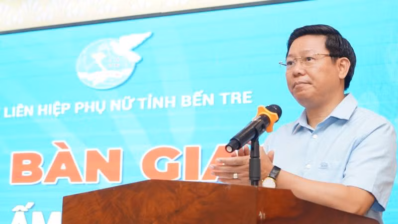Đồng chí Trần Thanh Lâm, Phó Bí thư Thường trực Tỉnh ủy Bến Tre phát biểu tại buổi lễ bàn giao nhà mái ấm tình thương. (Ảnh: THẾ ANH)