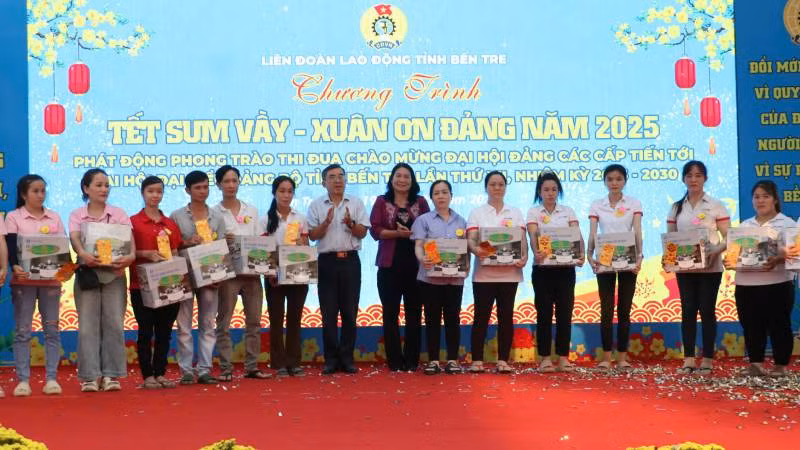 Lãnh đạo tỉnh Bến Tre trao quà tết cho công nhân, lao động có hoàn cảnh khó khăn. (Ảnh: HOÀNG TRUNG)