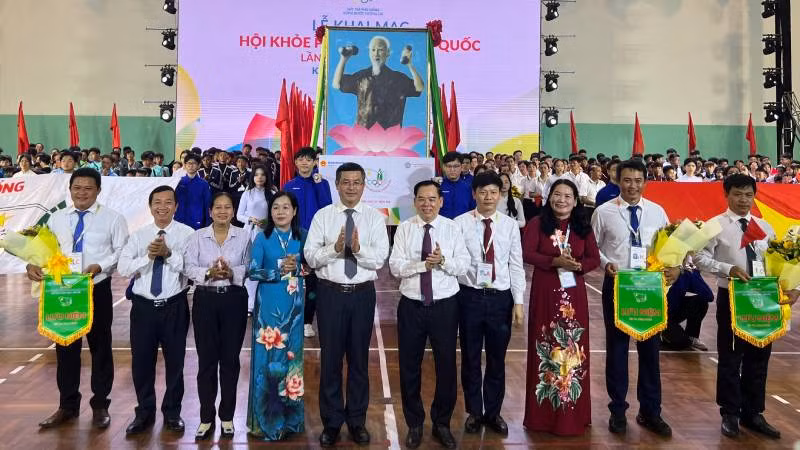 Đại diện Ban Tổ chức trao cờ lưu niệm cho các đoàn tham dự Hội khỏe Phù Đổng toàn quốc lần thứ 10. Đại diện Ban Tổ chức trao cờ lưu niệm cho các đoàn tham dự Hội khỏe Phù Đổng toàn quốc lần thứ 10.