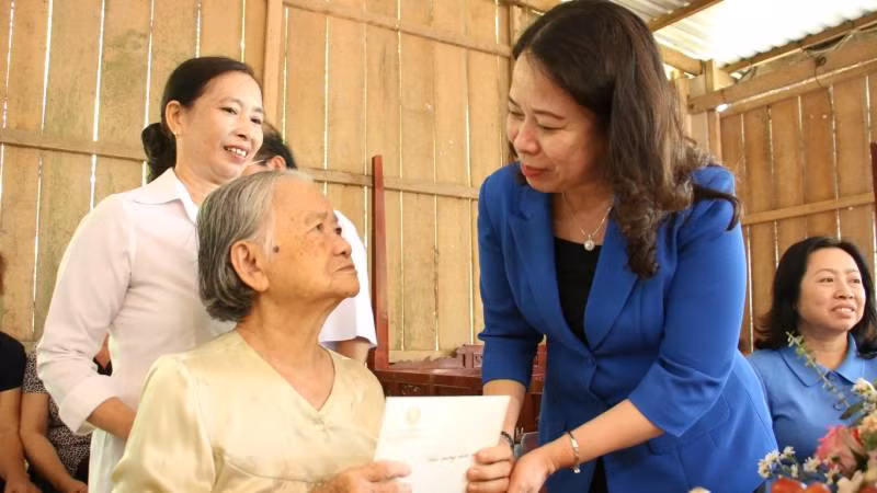 Phó Chủ tịch nước Võ Thị Ánh Xuân thăm và tặng quà Mẹ Việt Nam Anh hùng Đỗ Thị Phiếm. Phó Chủ tịch nước Võ Thị Ánh Xuân thăm và tặng quà Mẹ Việt Nam Anh hùng Đỗ Thị Phiếm.
