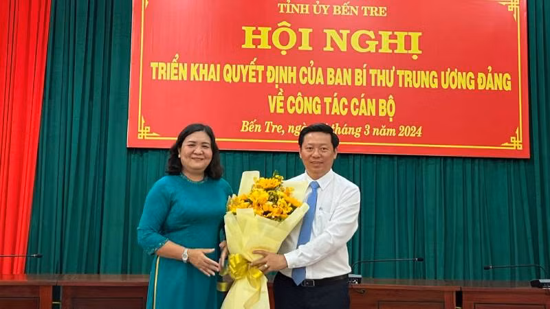 Đồng chí Hồ Thị Hoàng Yến, Quyền Bí thư Tỉnh ủy, Chủ tịch Hội đồng nhân dân tỉnh Bến Tre tặng hoa chúc mừng đồng chí Trần Thanh Lâm.