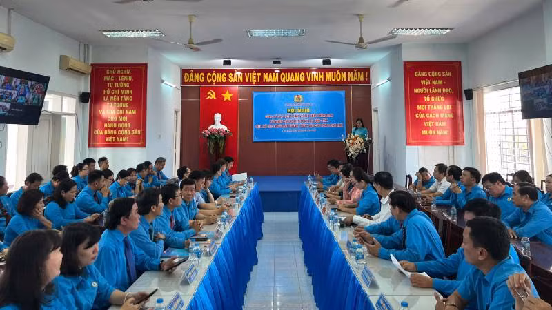 Đại biểu tham dự Hội nghị sắp xếp, tinh gọn bộ máy tại Liên đoàn Lao động tỉnh Bến Tre. (Ảnh: HOÀNG TRUNG) Đại biểu tham dự Hội nghị sắp xếp, tinh gọn bộ máy tại Liên đoàn Lao động tỉnh Bến Tre. (Ảnh: HOÀNG TRUNG)