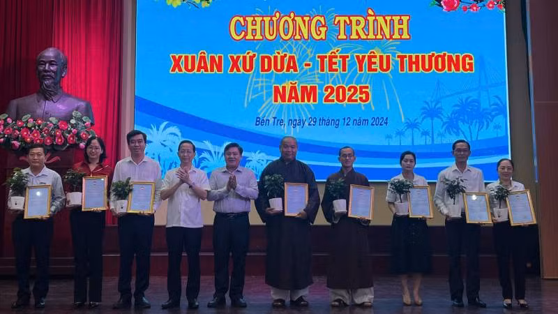 Lãnh đạo tỉnh Bến Tre trao thư cám ơn cho các tập thể, cá nhân ủng hộ tại Chương trình "Xuân xứ Dừa-Tết yêu thương". (Ảnh: HOÀNG TRUNG)