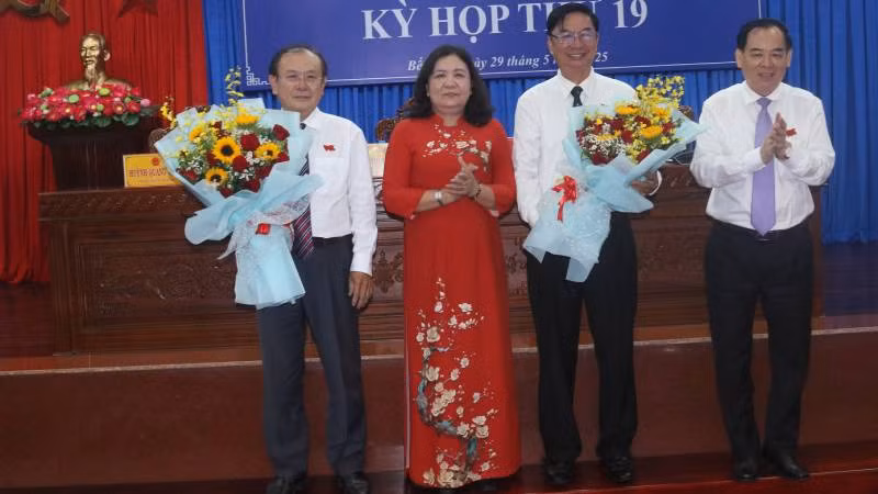Lãnh đạo tỉnh Bến Tre tặng hoa 2 Phó Chủ tịch Hội đồng nhân dân tỉnh Bến Tre nghỉ hưu theo quy định. (Ảnh HOÀNG TRUNG)