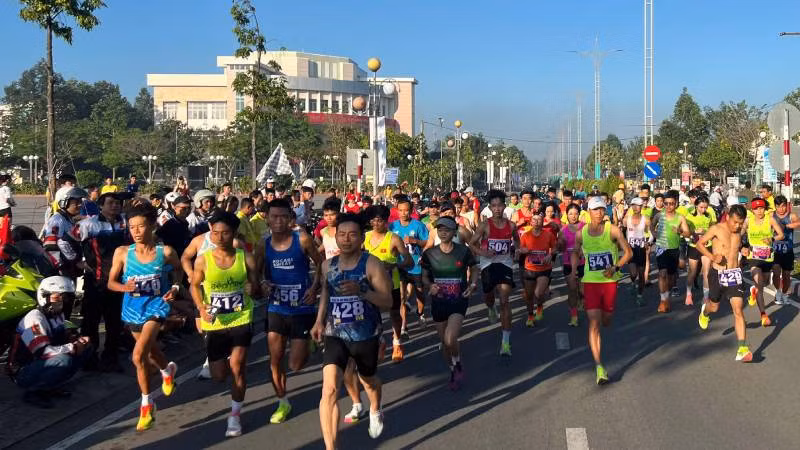 Các vận động viên tranh tài tại cự ly 10km. (Ảnh: HOÀNG TRUNG)